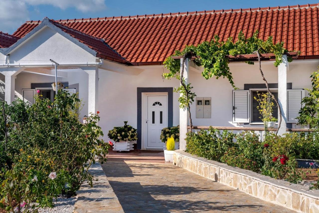 Villa House Camellia With Fenced Pool And Playground Blizna Donja Esterno foto