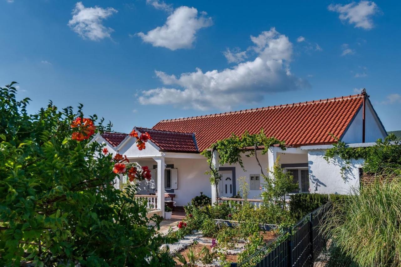 Villa House Camellia With Fenced Pool And Playground Blizna Donja Esterno foto